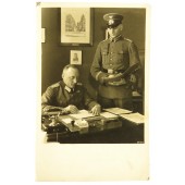 El primer Hauptman de la Wehrmacht en el cuartel general con Der Spiess